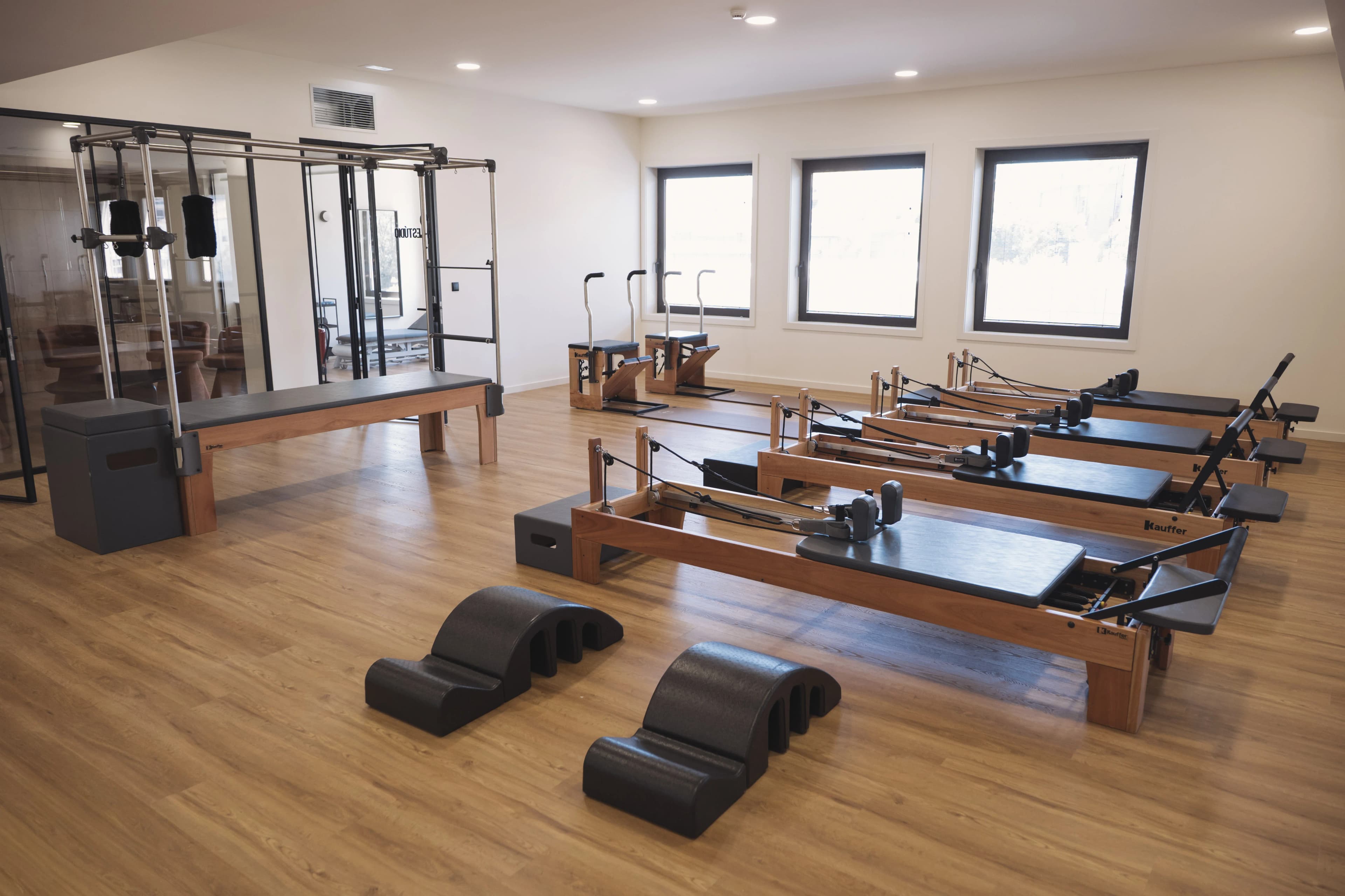 Sala ampla de Pilates clínico com reformers.